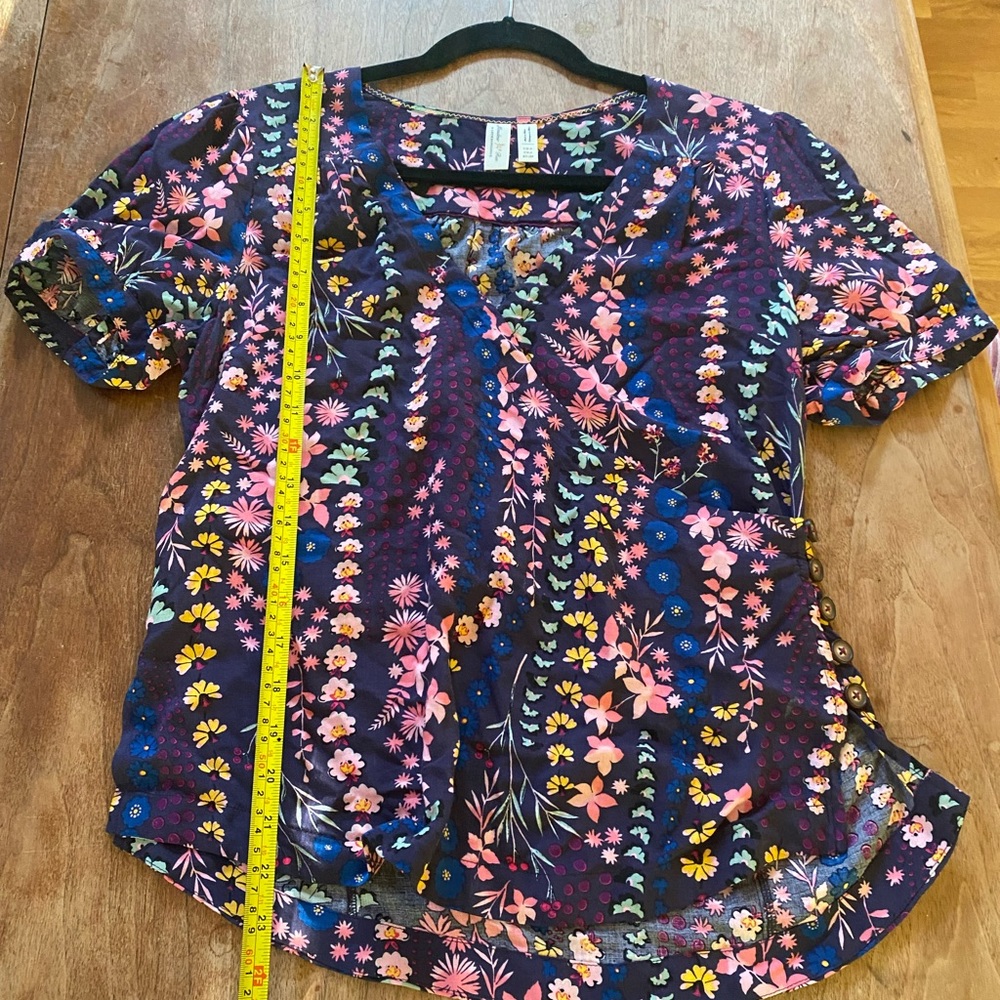 Adorable Anthro floral blouse with button side detail. Size 4